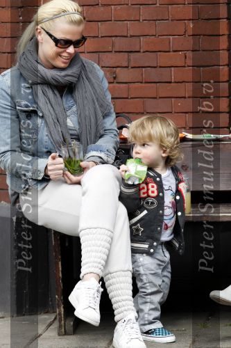 Amsterdam 22 april 2010
Bridget Maasland met zoontje Mees en ouders ( vader en moeder) op terras.
Peter Smulders bv