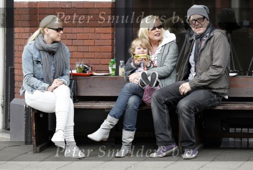 Amsterdam 22 april 2010
Bridget Maasland met zoontje Mees en ouders ( vader en moeder) op terras.
Peter Smulders bv