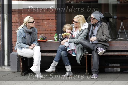 Amsterdam 22 april 2010
Bridget Maasland met zoontje Mees en ouders ( vader en moeder) op terras.
Peter Smulders bv