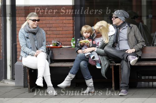 Amsterdam 22 april 2010
Bridget Maasland met zoontje Mees en ouders ( vader en moeder) op terras.
Peter Smulders bv