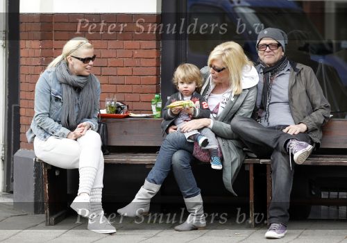 Amsterdam 22 april 2010
Bridget Maasland met zoontje Mees en ouders ( vader en moeder) op terras.
Peter Smulders bv