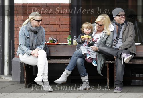 Amsterdam 22 april 2010
Bridget Maasland met zoontje Mees en ouders ( vader en moeder) op terras.
Peter Smulders bv