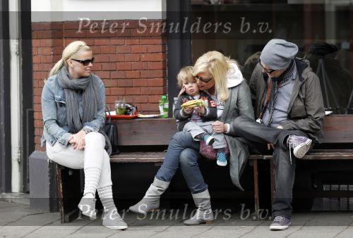 Amsterdam 22 april 2010
Bridget Maasland met zoontje Mees en ouders ( vader en moeder) op terras.
Peter Smulders bv