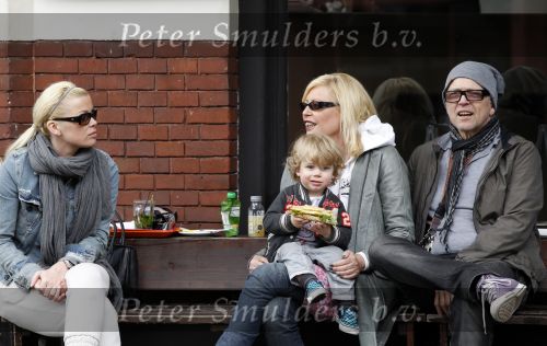 Amsterdam 22 april 2010
Bridget Maasland met zoontje Mees en ouders ( vader en moeder) op terras.
Peter Smulders bv