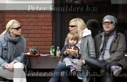 Amsterdam 22 april 2010
Bridget Maasland met zoontje Mees en ouders ( vader en moeder) op terras.
Peter Smulders bv