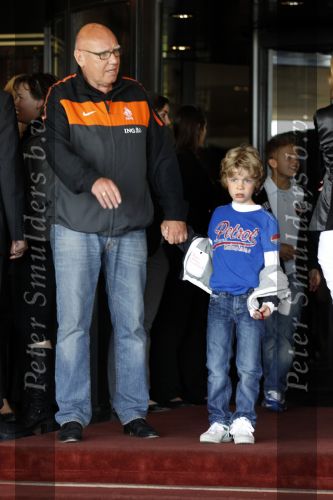 Noordwijk en Schiphol 19 mei 2010
Vertrek Nederlands elftal met vrouwen en kinderen naar Oostenrijk voor trainingskamp ivm WK voetbal. Cees Jansma met vrouw en kinderen
Peter Smulders bv