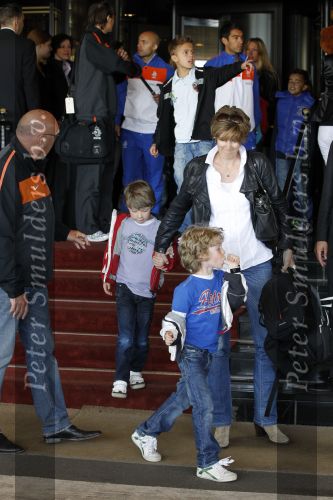 Noordwijk en Schiphol 19 mei 2010
Vertrek Nederlands elftal met vrouwen en kinderen naar Oostenrijk voor trainingskamp ivm WK voetbal. Cees Jansma met vrouw en kinderen
Peter Smulders bv