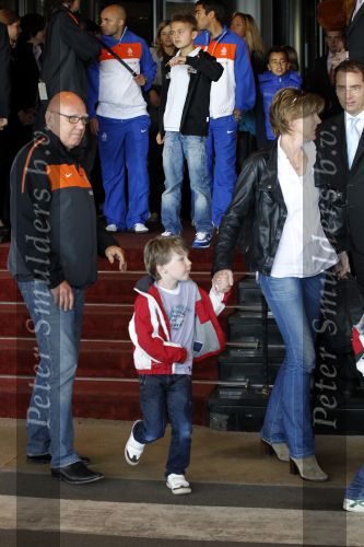Noordwijk en Schiphol 19 mei 2010
Vertrek Nederlands elftal met vrouwen en kinderen naar Oostenrijk voor trainingskamp ivm WK voetbal. Cees Jansma met vrouw en kinderen
Peter Smulders bv