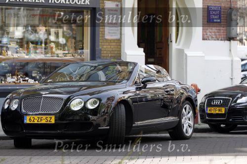 Amsterdam 24 april 2010
Connie Breukhoven brengt met Bentley Cabrio een bloemetje naar Lieke v Lexmond en Jeroen Kool.
Peter Smulders bv