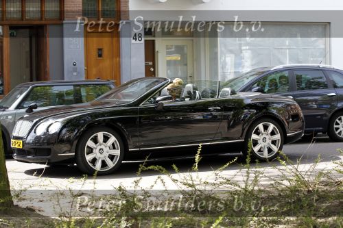 Amsterdam 24 april 2010
Connie Breukhoven brengt met Bentley Cabrio een bloemetje naar Lieke v Lexmond en Jeroen Kool.
Peter Smulders bv