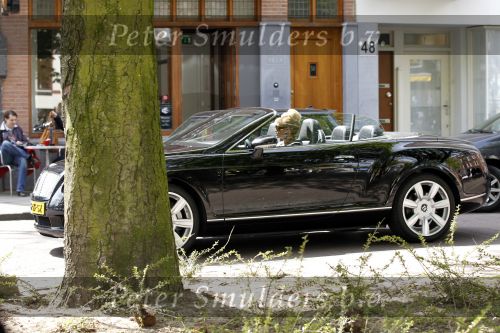 Amsterdam 24 april 2010
Connie Breukhoven brengt met Bentley Cabrio een bloemetje naar Lieke v Lexmond en Jeroen Kool.
Peter Smulders bv