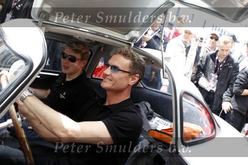 Brescia 6 mei 2010
Mille Miglia in brescia. David Coultard en Mika Hakkinen rijden in een oude mercedes sl
Peter Smulders bv