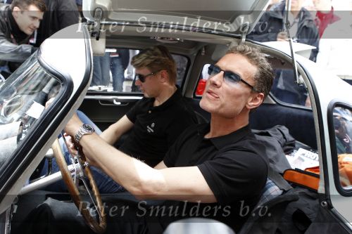 Brescia 6 mei 2010
Mille Miglia in brescia. David Coultard en Mika Hakkinen rijden in een oude mercedes sl
Peter Smulders bv