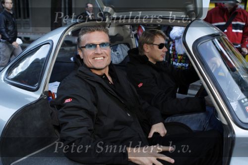 Brescia 6 mei 2010
Mille Miglia in brescia. David Coultard en Mika Hakkinen rijden in een oude mercedes sl
Peter Smulders bv