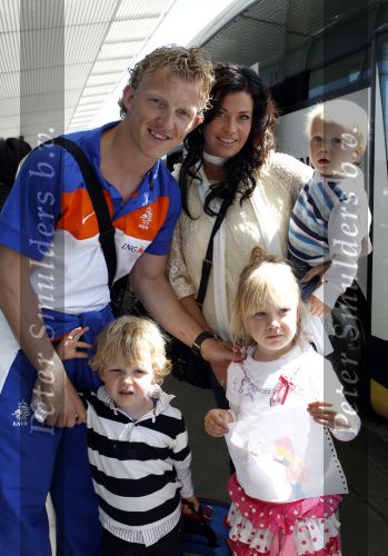 Noordwijk en Schiphol 19 mei 2010
Vertrek Nederlands elftal met vrouwen en kinderen naar Oostenrijk voor trainingskamp ivm WK voetbal. Dirk Kuyt met zijn vrouw Gertrude en kinderen Roan Noelle en Jordan
Peter Smulders bv