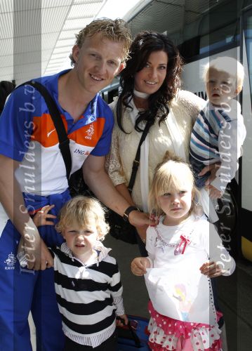 Noordwijk en Schiphol 19 mei 2010
Vertrek Nederlands elftal met vrouwen en kinderen naar Oostenrijk voor trainingskamp ivm WK voetbal. Dirk Kuyt met zijn vrouw Gertrude en kinderen Roan Noelle en Jordan
Peter Smulders bv
