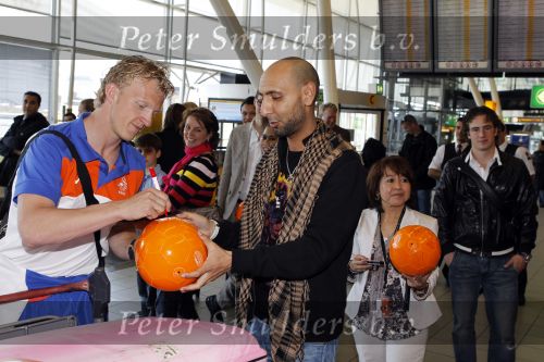 Noordwijk en Schiphol 19 mei 2010
Vertrek Nederlands elftal met vrouwen en kinderen naar Oostenrijk voor trainingskamp ivm WK voetbal. Dirk Kuyt met zijn zoontje
Peter Smulders bv