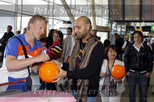 Noordwijk en Schiphol 19 mei 2010
Vertrek Nederlands elftal met vrouwen en kinderen naar Oostenrijk voor trainingskamp ivm WK voetbal. Dirk Kuyt met zijn zoontje
Peter Smulders bv