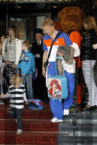 Noordwijk en Schiphol 19 mei 2010
Vertrek Nederlands elftal met vrouwen en kinderen naar Oostenrijk voor trainingskamp ivm WK voetbal. Dirk Kuyt met zijn zoontje
Peter Smulders bv