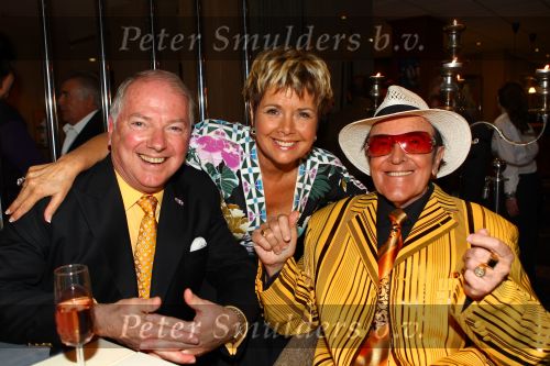 Weert, 19 April 2010
Johnny Hoes 93 jaar Feest bij Golden Tulip Hotel
Met veel bekende Nederlandstalige artiesten
Eddy Wally met Ronnie Tober en Marjan Kampen
Foto Peter Smulders