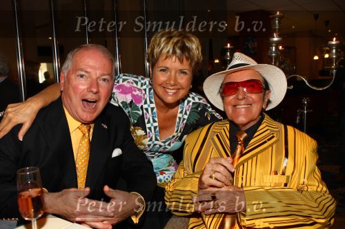 Weert, 19 April 2010
Johnny Hoes 93 jaar Feest bij Golden Tulip Hotel
Met veel bekende Nederlandstalige artiesten
Eddy Wally met Ronnie Tober en Marjan Kampen
Foto Peter Smulders