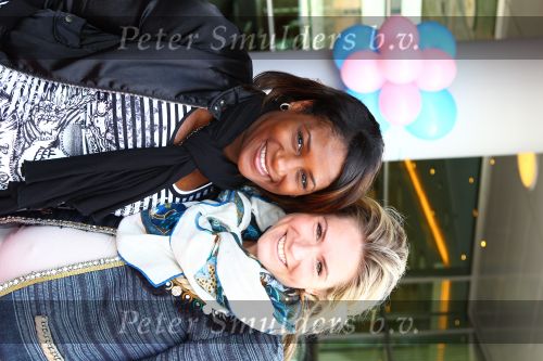 Amsterdam, 6 Mei 2010
Mom\'s Moment 2010 in Hotel Dorint Schiphol Oost
Edsilia Rombley met Nikki Plessen
Foto Peter Smulders BV