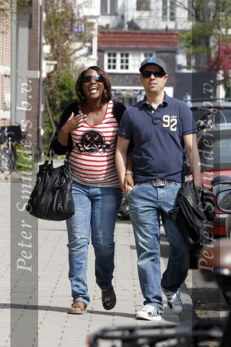 Amsterdam 24 april 2010
Edsilia Rombley hoogzwanger met Tjeerd Oosterhuis op straat.
Peter Smulders bv