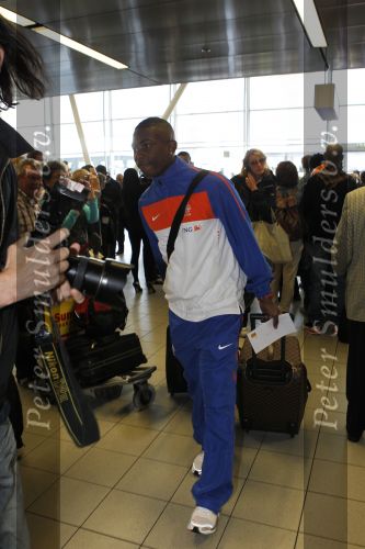 Noordwijk en Schiphol 19 mei 2010
Vertrek Nederlands elftal met vrouwen en kinderen naar Oostenrijk voor trainingskamp ivm WK voetbal. Eljero Elia met vriendin Sanne en dochtertje Sael
Peter Smulders bv