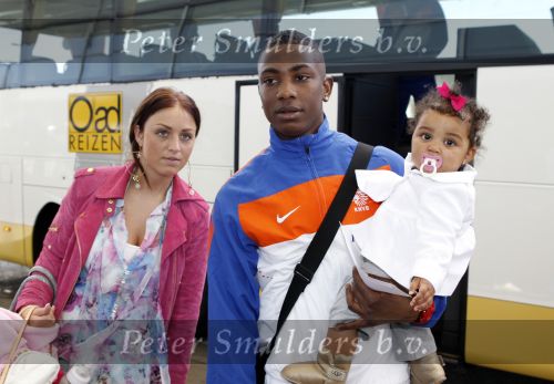 Noordwijk en Schiphol 19 mei 2010
Vertrek Nederlands elftal met vrouwen en kinderen naar Oostenrijk voor trainingskamp ivm WK voetbal. Eljero Elia met vriendin Sanne en dochtertje Sael
Peter Smulders bv