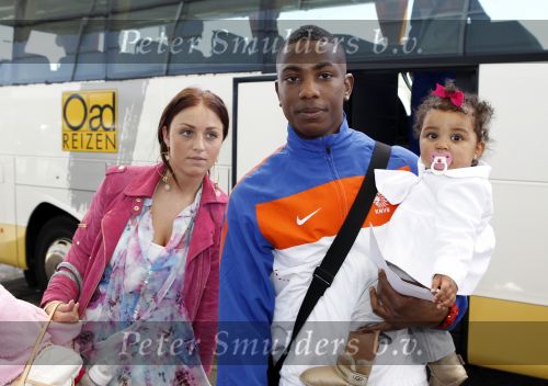 Noordwijk en Schiphol 19 mei 2010
Vertrek Nederlands elftal met vrouwen en kinderen naar Oostenrijk voor trainingskamp ivm WK voetbal. Eljero Elia met vriendin Sanne en dochtertje Sael
Peter Smulders bv