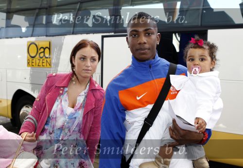 Noordwijk en Schiphol 19 mei 2010
Vertrek Nederlands elftal met vrouwen en kinderen naar Oostenrijk voor trainingskamp ivm WK voetbal. Eljero Elia met vriendin Sanne en dochtertje Sael
Peter Smulders bv