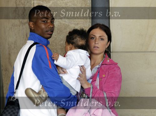 Noordwijk en Schiphol 19 mei 2010
Vertrek Nederlands elftal met vrouwen en kinderen naar Oostenrijk voor trainingskamp ivm WK voetbal. Eljero Elia met vriendin Sanne en dochtertje Sael
Peter Smulders bv