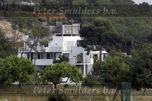 Ibiza 1 mei 2010
Erik de Zwat en zijn vrouw en dochters samen op vakantie met Wessel van Diepen en Daphne Bunskoek en dochter India. Ze verblijven in het prachtige huis van Erik.
Peter Smulders bv