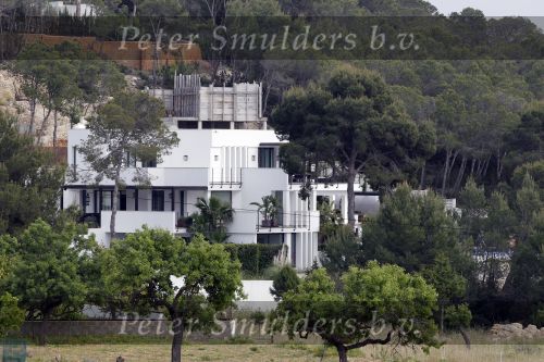 Ibiza 1 mei 2010
Erik de Zwat en zijn vrouw en dochters samen op vakantie met Wessel van Diepen en Daphne Bunskoek en dochter India. Ze verblijven in het prachtige huis van Erik.
Peter Smulders bv