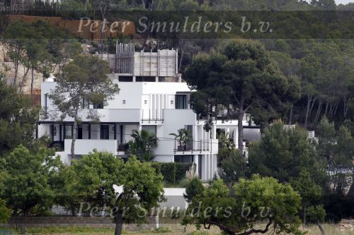 Ibiza 1 mei 2010
Erik de Zwat en zijn vrouw en dochters samen op vakantie met Wessel van Diepen en Daphne Bunskoek en dochter India. Ze verblijven in het prachtige huis van Erik.
Peter Smulders bv