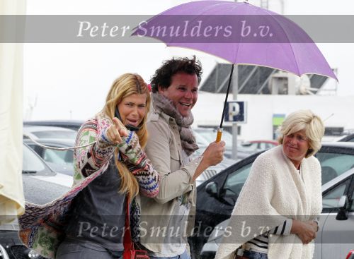 Ibiza 3 mei 2010
Estelle Gullit samen met Leco v Zadelhoff onder de paraplu op een regenachtig ibiza.
Peter Smulders bv