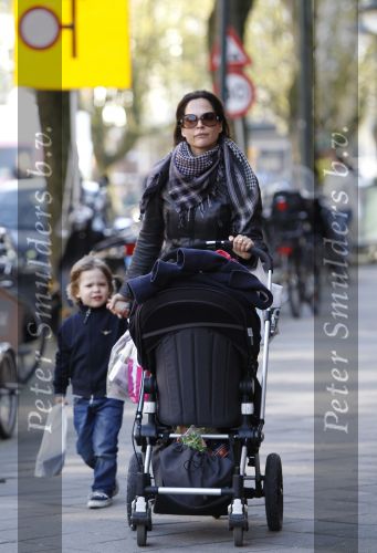 Amsterdam 16 april 2010
Evelyne Struik achter de kinderwagen.
Peter Smulders bv