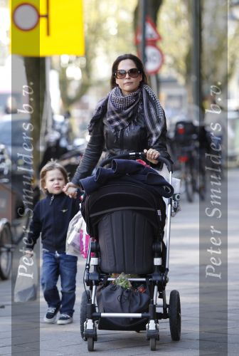 Amsterdam 16 april 2010
Evelyne Struik achter de kinderwagen.
Peter Smulders bv