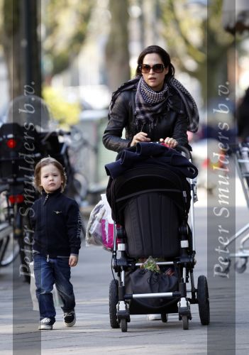 Amsterdam 16 april 2010
Evelyne Struik achter de kinderwagen.
Peter Smulders bv