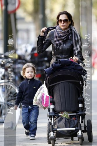 Amsterdam 16 april 2010
Evelyne Struik achter de kinderwagen.
Peter Smulders bv