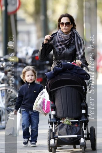 Amsterdam 16 april 2010
Evelyne Struik achter de kinderwagen.
Peter Smulders bv