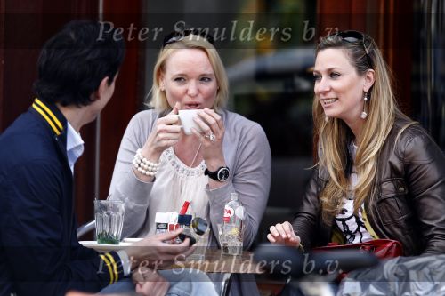 Amsterdam 24 april 2010
Fabienne de Vries met een vriendin en een kennis op terras bij v Dam.
Peter Smulders bv