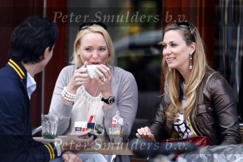 Amsterdam 24 april 2010
Fabienne de Vries met een vriendin en een kennis op terras bij v Dam.
Peter Smulders bv