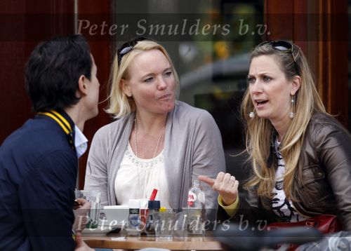 Amsterdam 24 april 2010
Fabienne de Vries met een vriendin en een kennis op terras bij v Dam.
Peter Smulders bv