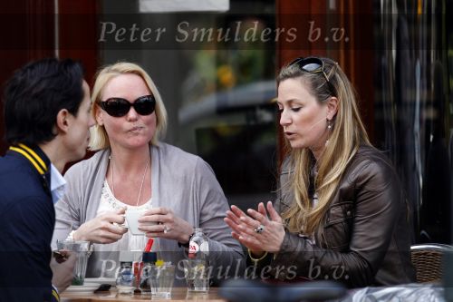 Amsterdam 24 april 2010
Fabienne de Vries met een vriendin en een kennis op terras bij v Dam.
Peter Smulders bv