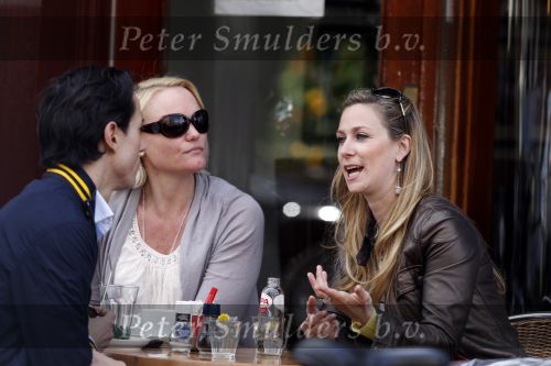 Amsterdam 24 april 2010
Fabienne de Vries met een vriendin en een kennis op terras bij v Dam.
Peter Smulders bv