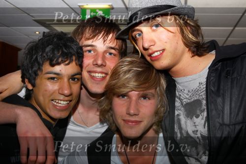 Weert, 19 April 2010
Johnny Hoes 93 jaar Feest bij Golden Tulip Hotel
Met veel bekende Nederlandstalige artiesten
Fourpack met Jordy, Jeronimo, Martijn en Terrence
Foto Peter Smulders
