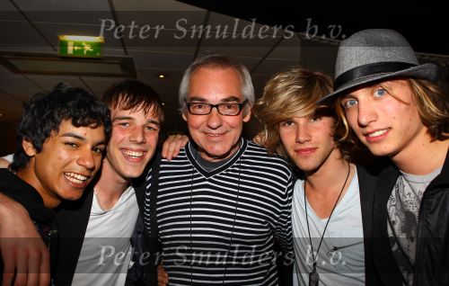 Weert, 19 April 2010
Johnny Hoes 93 jaar Feest bij Golden Tulip Hotel
Met veel bekende Nederlandstalige artiesten
Fourpack met Jordy, Jeronimo, Martijn en Terrence met Charly Prick
Foto Peter Smulders