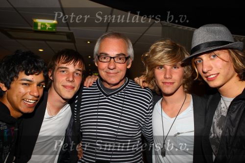 Weert, 19 April 2010
Johnny Hoes 93 jaar Feest bij Golden Tulip Hotel
Met veel bekende Nederlandstalige artiesten
Fourpack met Jordy, Jeronimo, Martijn en Terrence met Charly Prick
Foto Peter Smulders