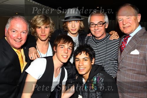 Weert, 19 April 2010
Johnny Hoes 93 jaar Feest bij Golden Tulip Hotel
Met veel bekende Nederlandstalige artiesten
Fourpack met Jordy, Jeronimo, Martijn en Terrence met Charly Prick, Ronnie Tober en Jan Jochems
Foto Peter Smulders